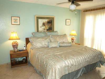 Masterbedroom with king bed, oceanview and attached bath